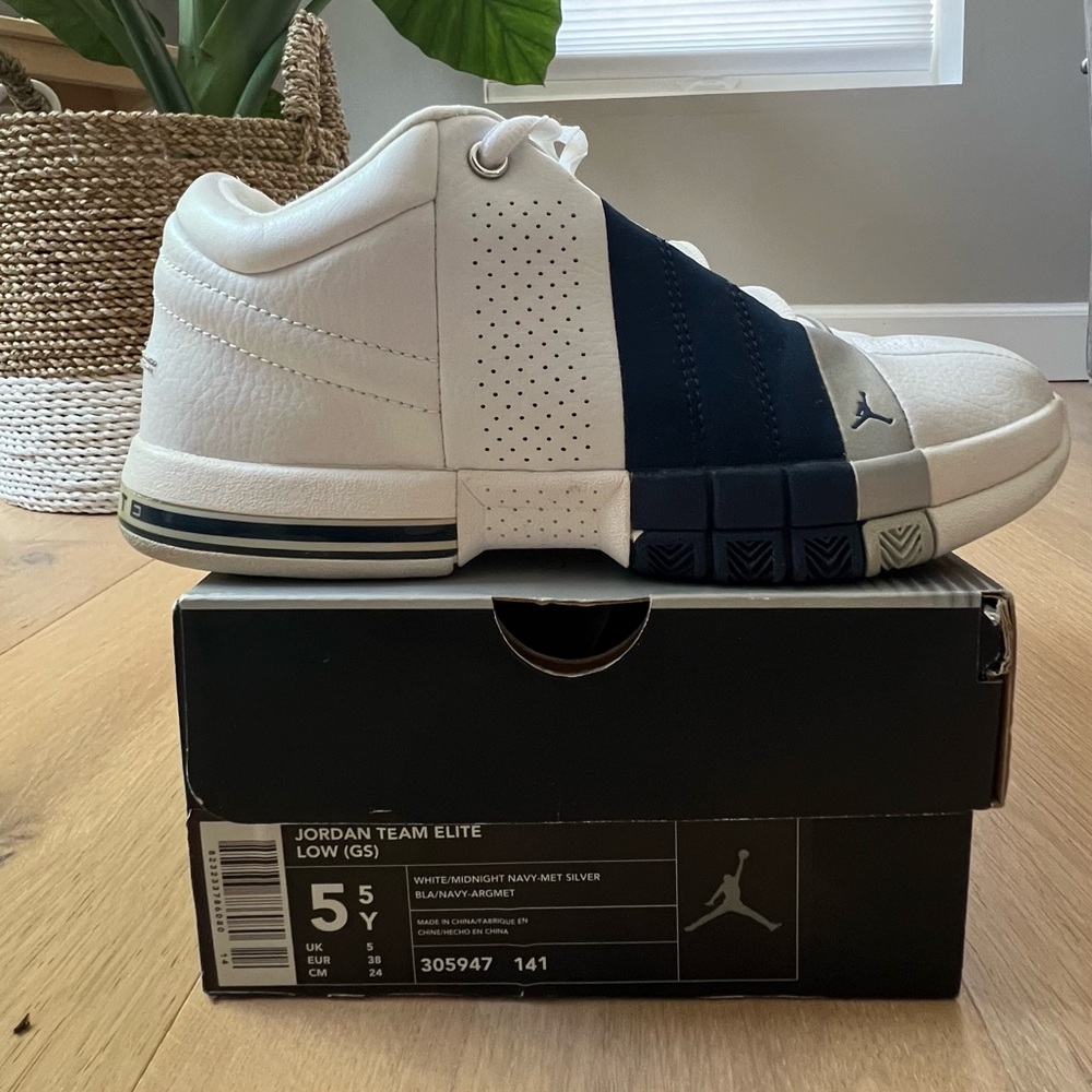 Jordan Team Elite Low GS - White/Midnight Navy-Met Silver Bla/Navy-Argmet